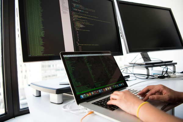 江蘇雙亨鋁業(yè)取得鋁材剪板機壓縮裝置專利，避免產品發(fā)生移動提高產品質量:剪板機